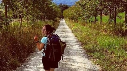 Una turista passeggia lungo la via degli Dei (foto da Instagram)
