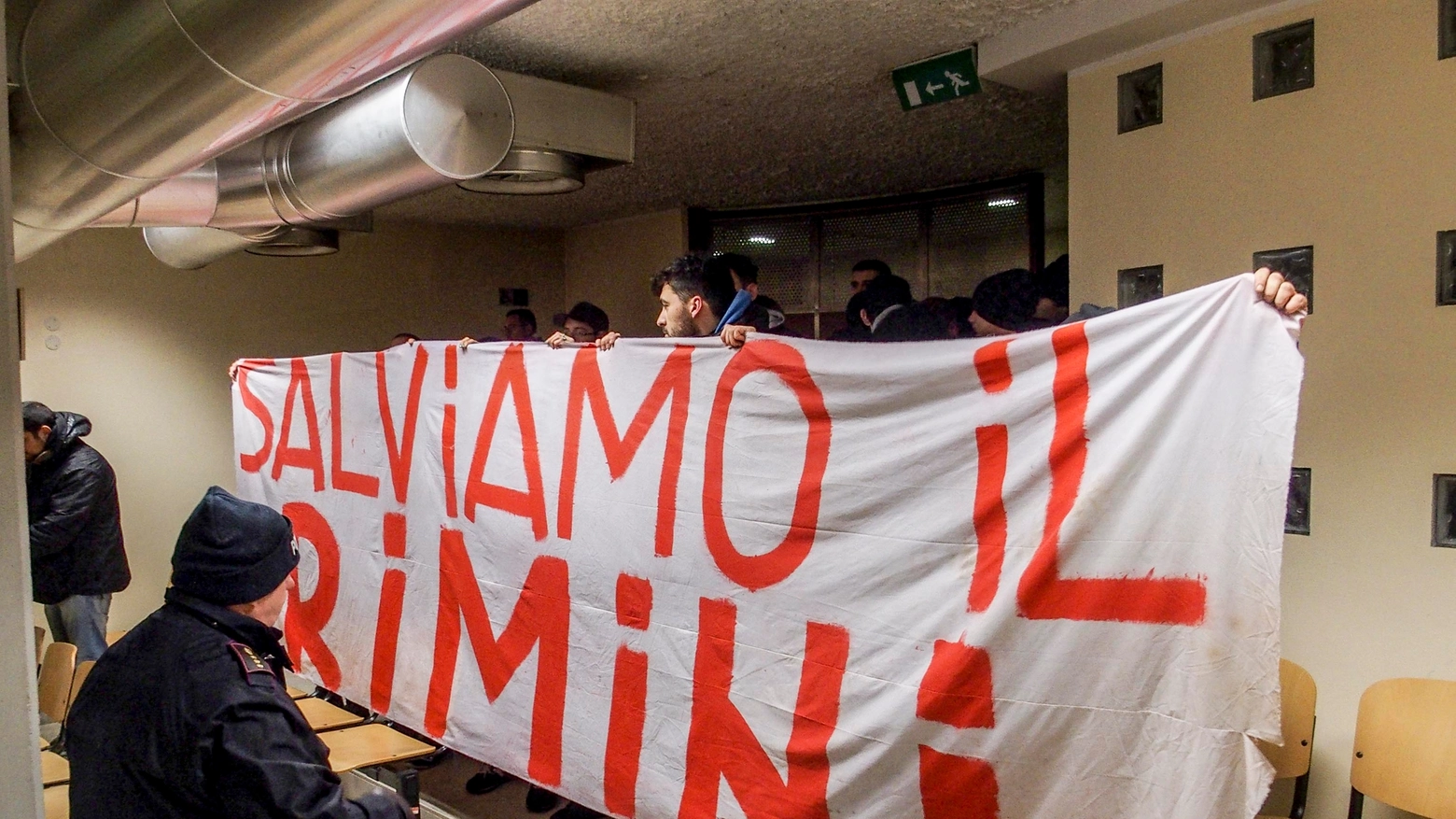 'Salviamo il Rimini', uno striscione degli ultras (Foto Pasquale Bove)