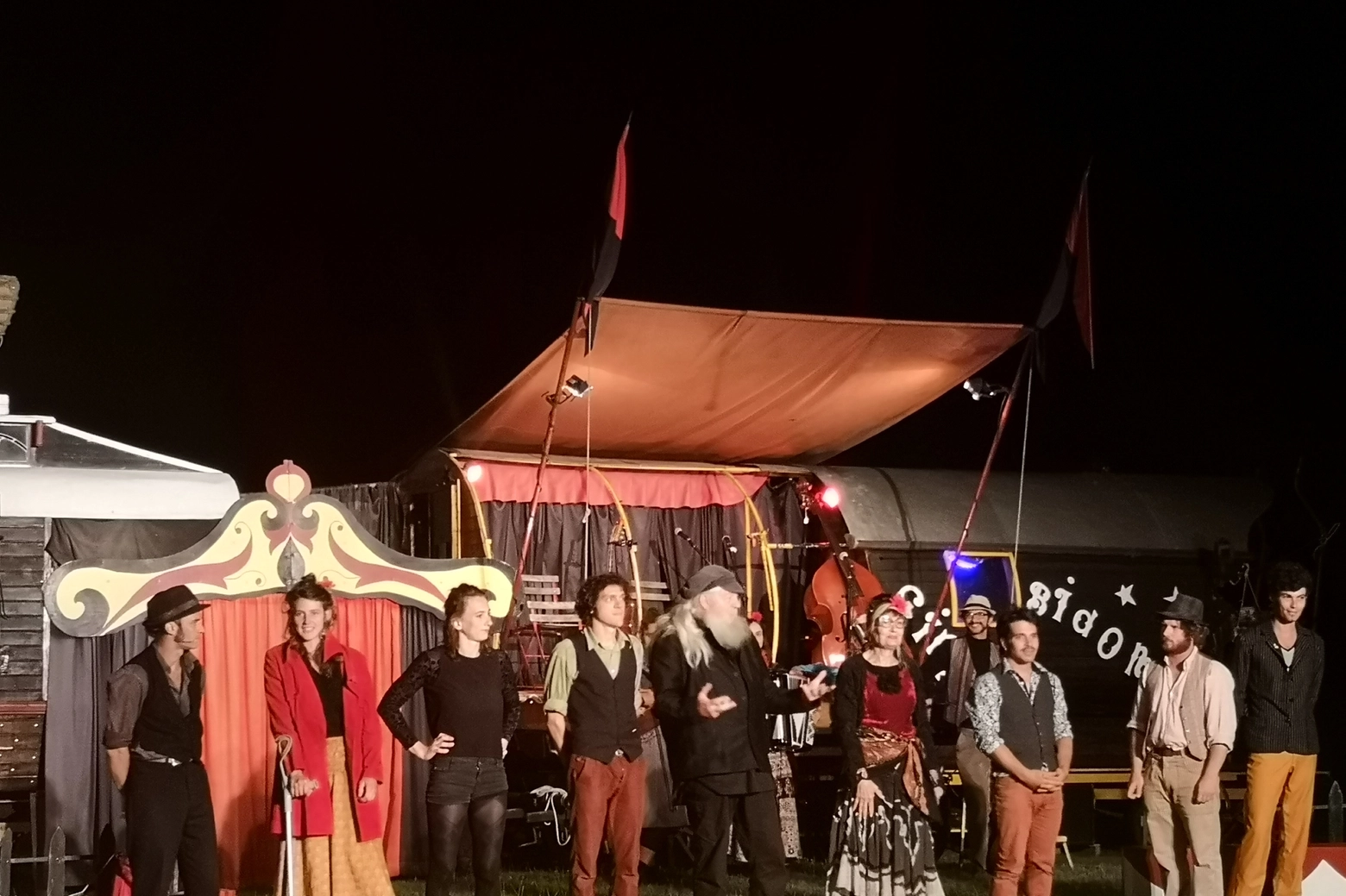 Gli artisti del Cirque Bidon in scena a Rimini