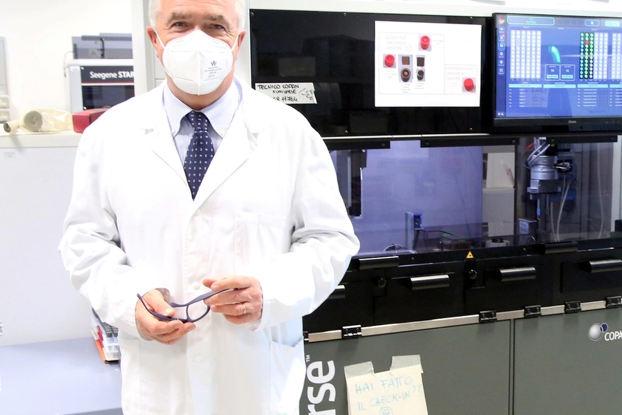 Vittorio Sambri nel laboratorio Ausl di microbiologia a Pievesestina che dirige