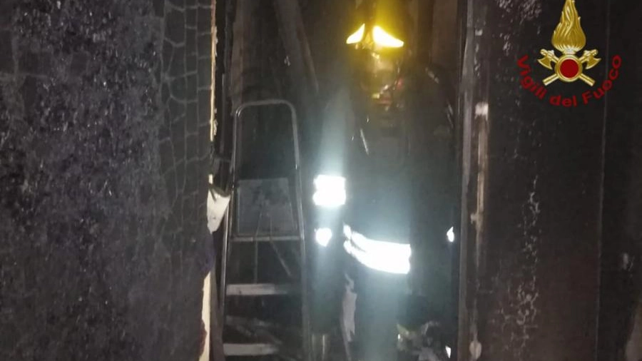 Incendio in pieno centro a Reggio Emilia, l'appartamento distrutto