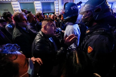 No Green pass: chi c'è dietro agli scontri di Roma. Dodici arresti. Ecco i primi nomi