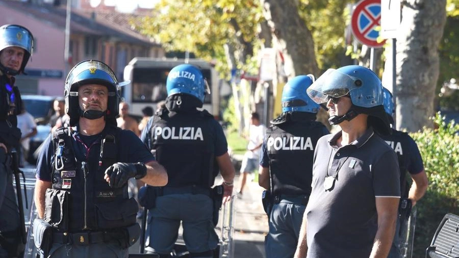 La polizia blocca i tafferugli tra i tifosi del Rimini e della Vis Pesaro prima della gara