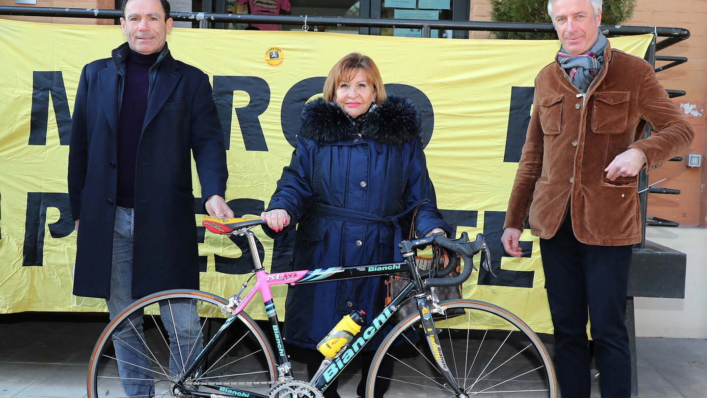 Tonina Pantani (al centro) con Davide Cassani e Carlo Pesenti e la bici recuperata