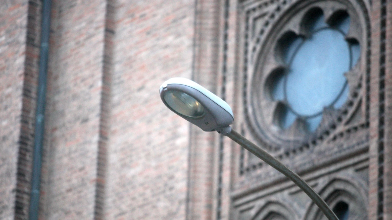Un lampione a Bologna (foto d'archivio Schicchi)