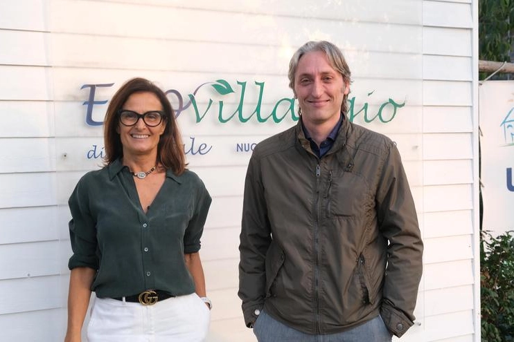 L’imprenditrice Silvia Pini con Stefano Pirola, residente all’Ecovillaggio di Montale 