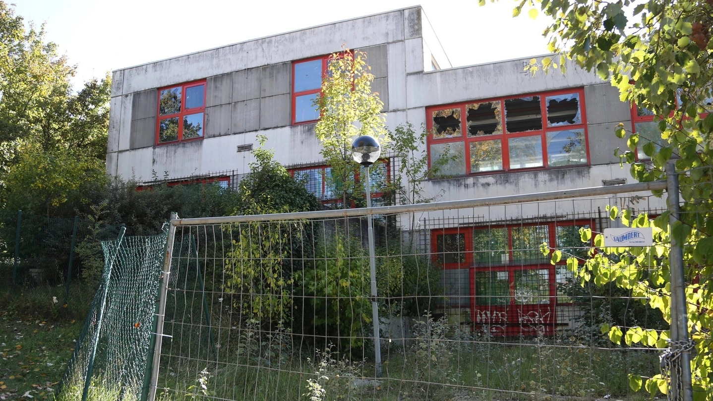 Le scuole medie Carracci, di via della Battaglia,  in completo abbandono da anni (Foto Schicchi)