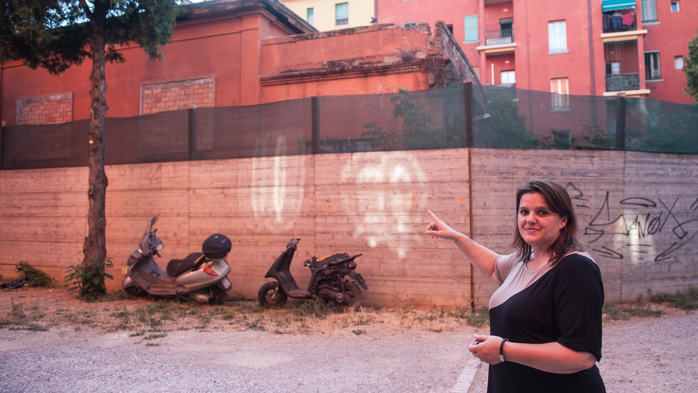 Luciana Menghetti, residente in via Zampieri, mostra il rudere da cui sbucano grossi ratti
