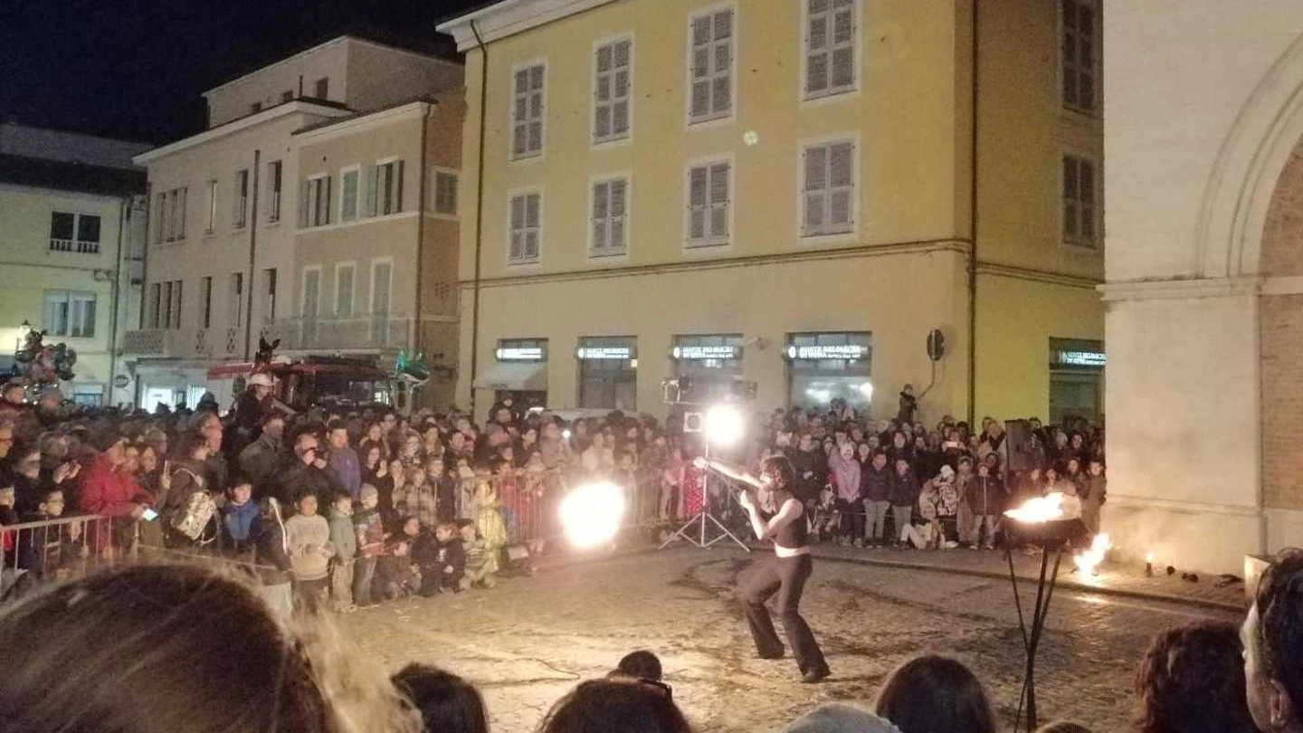 Prima dell’accensione del rogo in piazza, alcuni artisti si sono esibiti in performance con il fuoco
