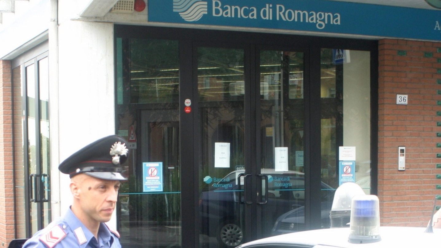 I carabinieri davanti alla banca rapinata