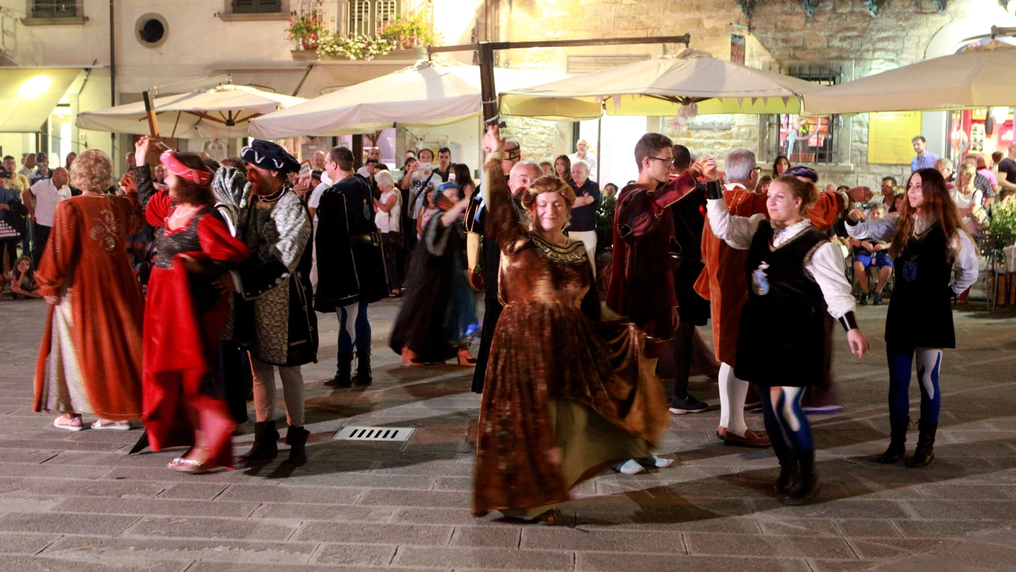 Il Gran Ballo del Capitano, in piazza a Bagno di Romagna (Foto Ravaglia)