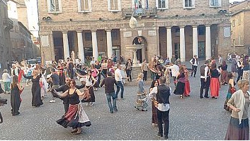 Flash mob a base di pizzica in piazza a Urbino