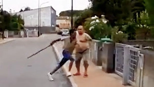 Un’immagine tratta dal video dell’aggressione apparsa in rete