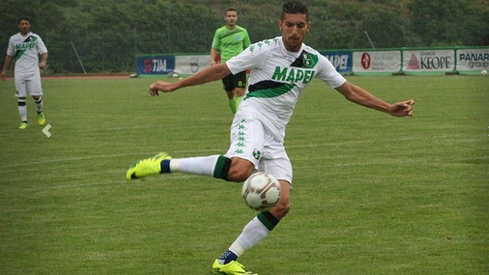 Lorenzo Pellegrini al tiro. Il centrocampista di 20 anni ha aperto le marcature (foto www.sassuolocalcio.it)