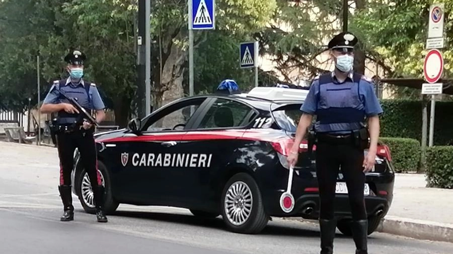 L'aggressore è ricercato dai carabinieri