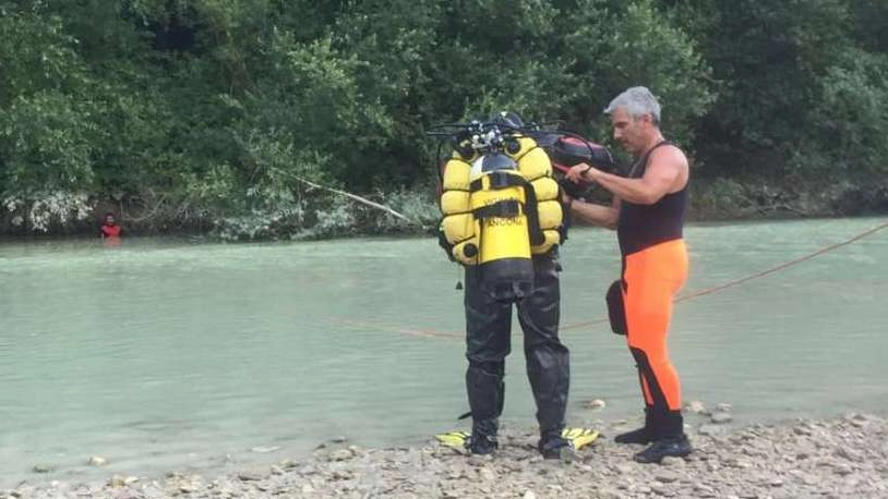 Le ricerche dei vigili del fuoco nelle acque del fiume Candigliano