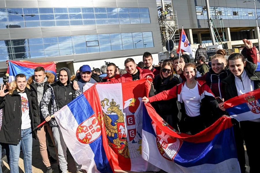 I fan di Novak Djokovic all'aeroporto (Ansa)
