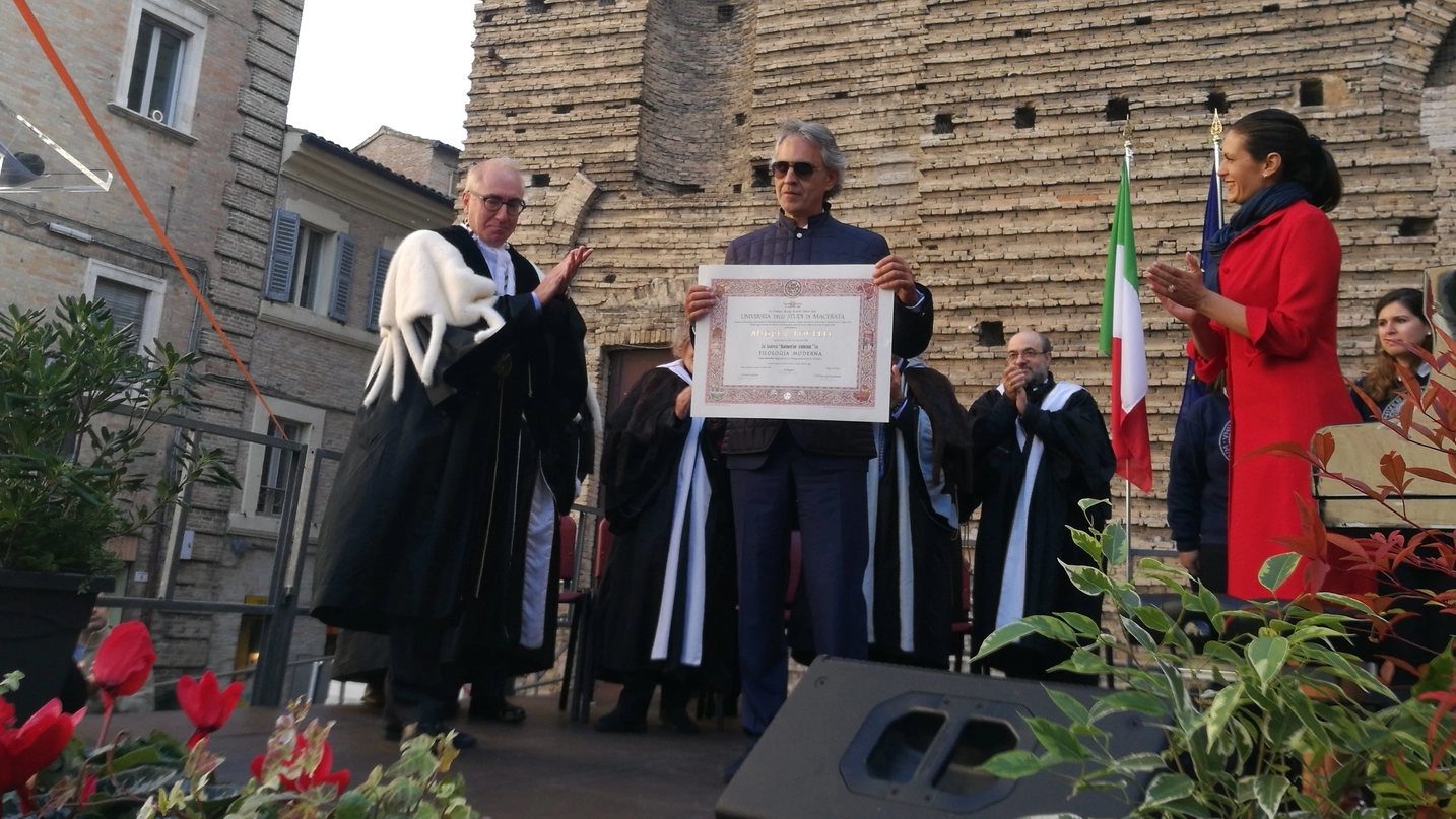 Andrea Bocelli stringe la sua laurea ad honorem a Macerata