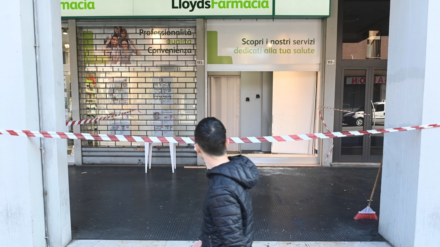Bologna, la spaccata alla farmacia Lloyds di via Ferrarese (FotoSchicchi)
