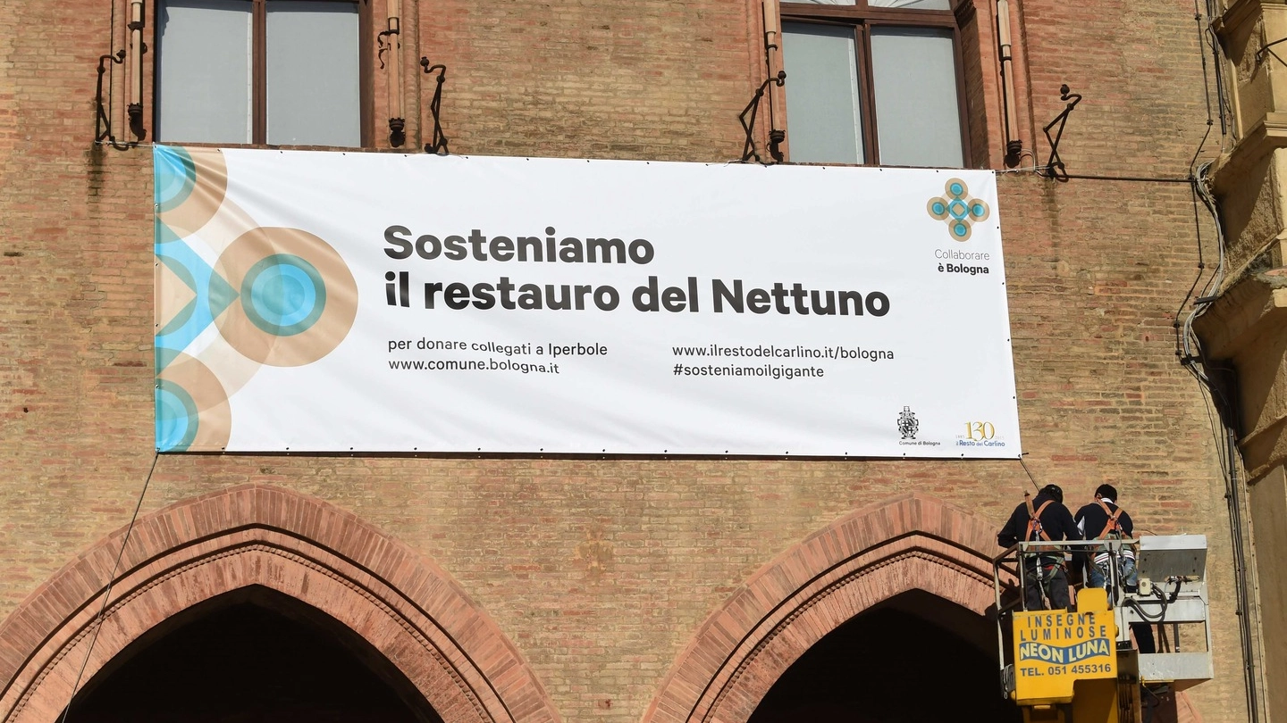 Bologna, lo striscione 'Sosteniamo il restauro del Nettuno' affisso sulla facciata del Comune