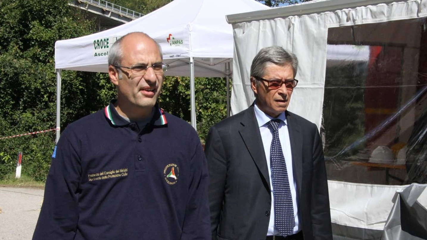 A destra, Vasco Errani durante una visita a Pescara del Tronto in una foto d’archivio LaBolognese