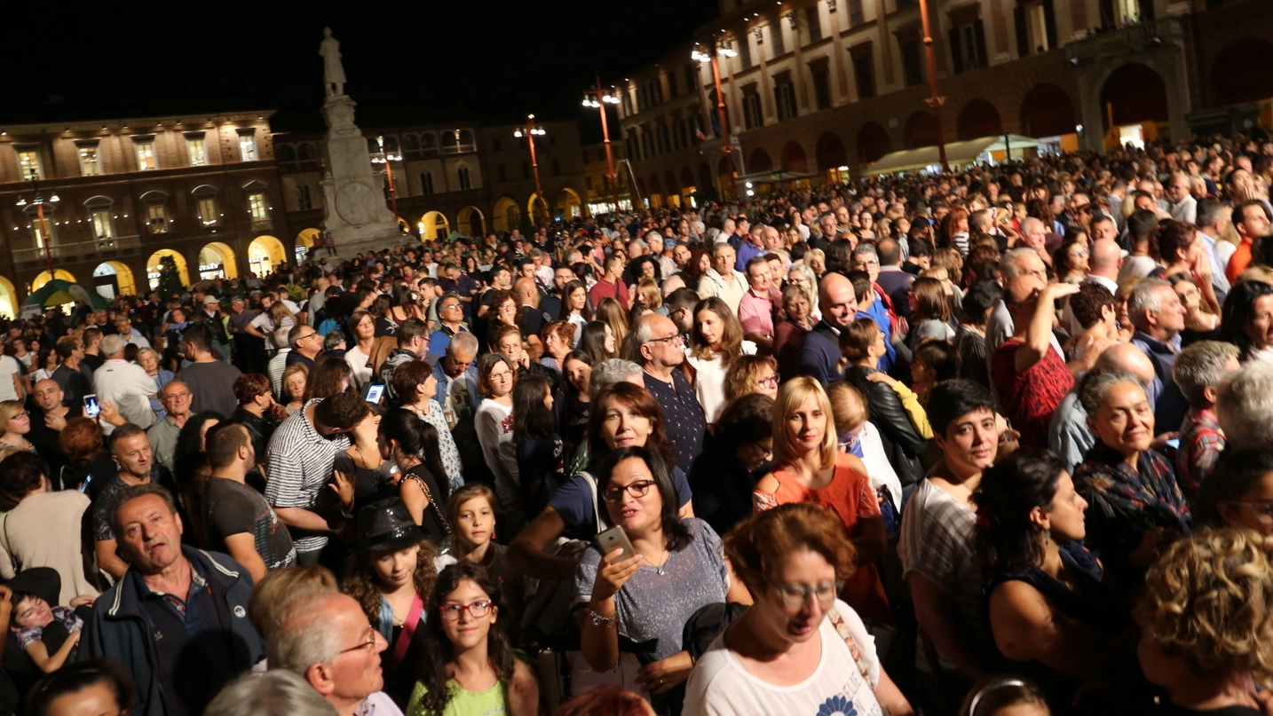 Piazza Saffi gremita per il concerto di Arisa (foto Frasca)