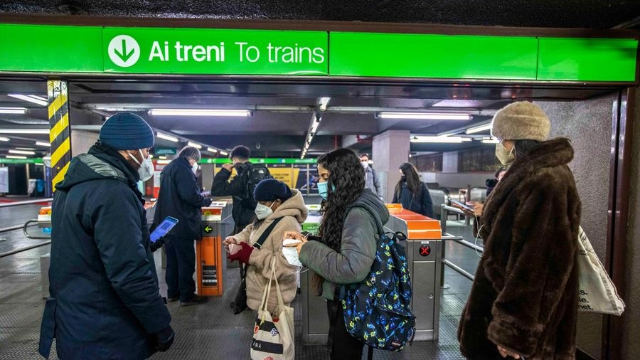 Controlli Super Green pass nella metro di Milano