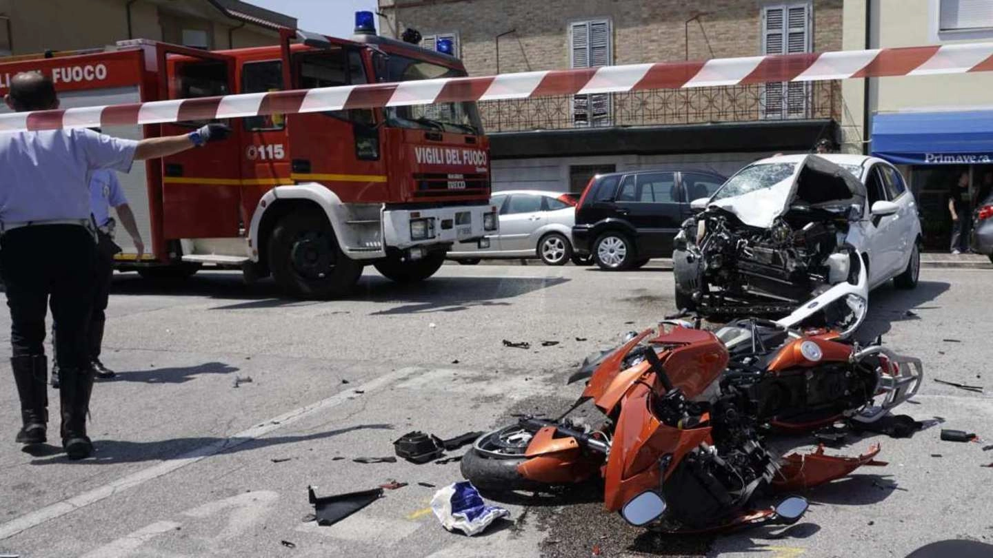 Porto Sant’Elpidio, incidente sulla Statale 16: ferito un motociclista (Foto Zeppilli)