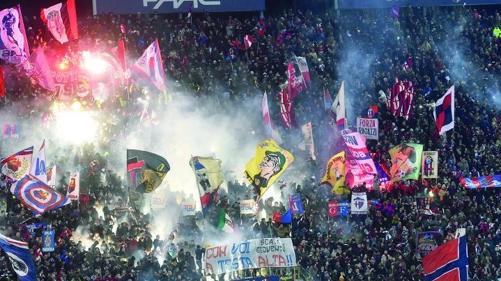Tifosi del Bologna durante una partita di campionato (foto Schicchi)