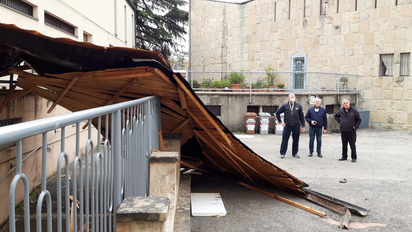 Il tetto del campanile volato nel cortile della chiesa di Casalecchio