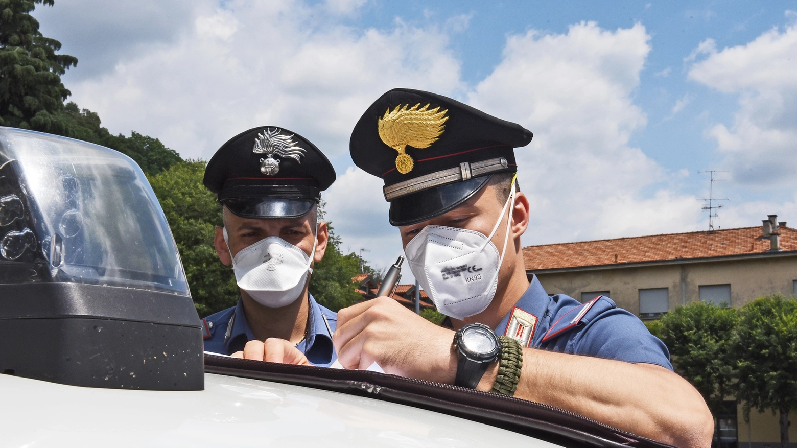 I carabinieri cercano il bandito (foto d'archivio)