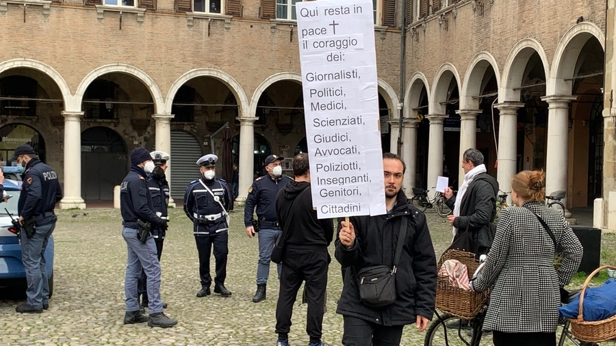 Modena, blitz dei No Mask in Duomo
