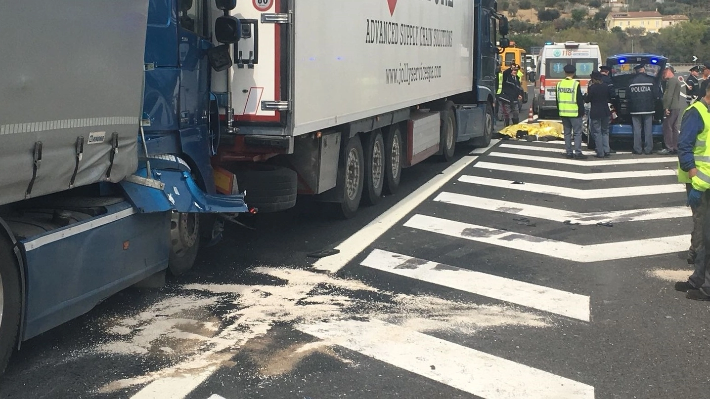 I camion coinvolti nel terribile schianto in cui hanno perso la vita due motociclisti 