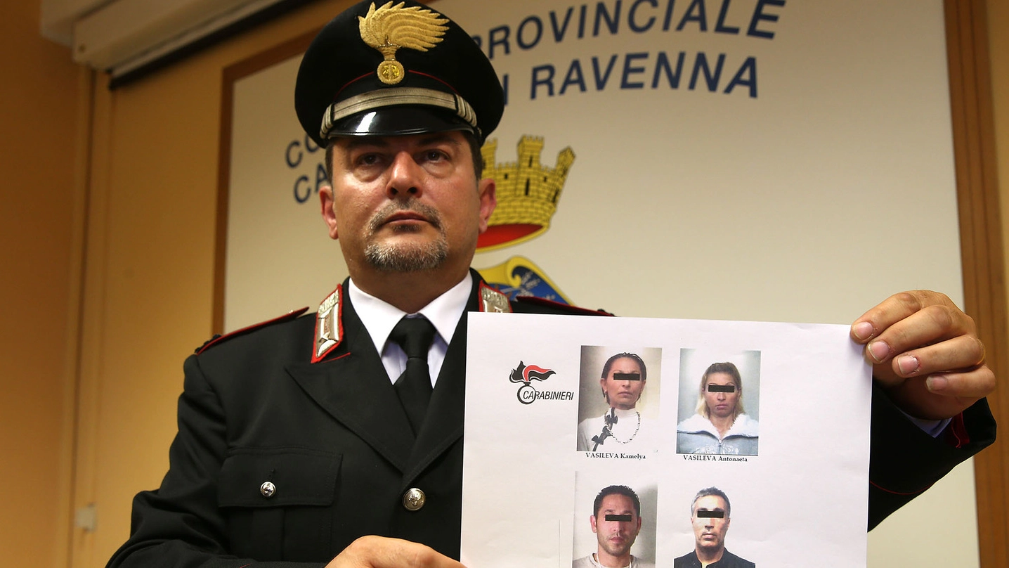 Un carabiniere mostra la foto degli arrestati (foto Zani)