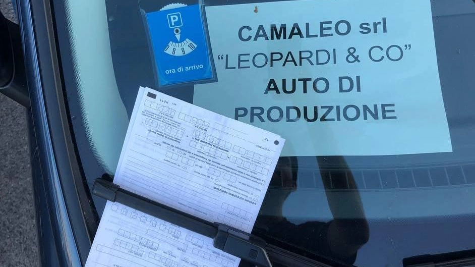 La multa all'auto di produzione del film Leopardi & Co a Recanati