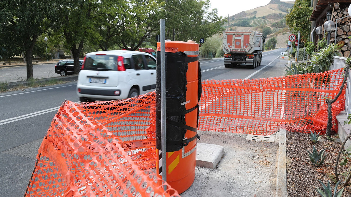 L’autovelox in fase di installazione a Riviera, tra Casalfiumanese e Borgo Tossignano