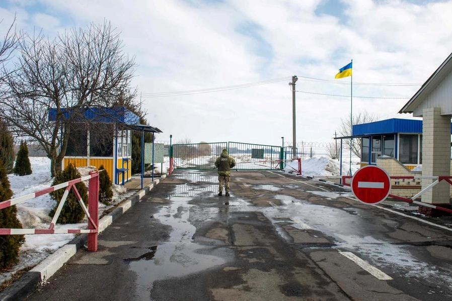 Truppe ucraine al confine con la Russia (Ansa)