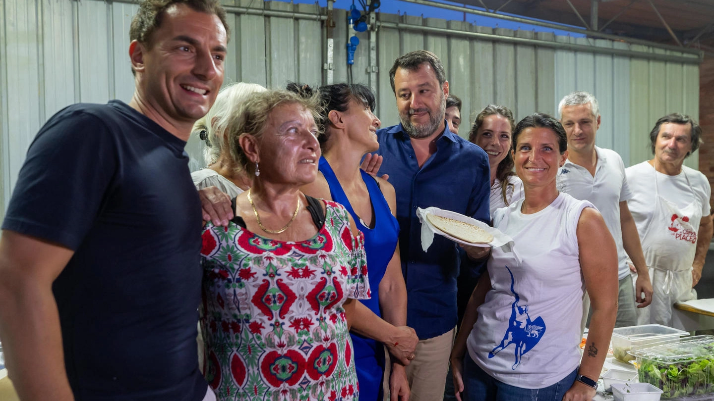 Il vicepremier Matteo Salvini assieme ai volontari dello stand gastronomico