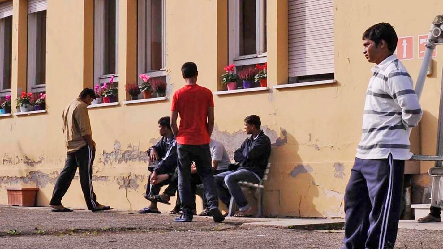 I primi profughi arrivati a Imola e accolti alla Pascola di via Bergullo (Foto IsolaPress)