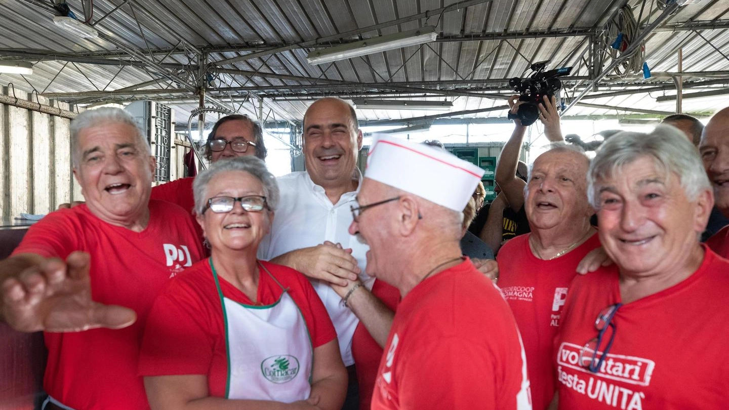 Zingaretti tra i volontari alla Festa dell'Unità di Ravenna (Ansa)