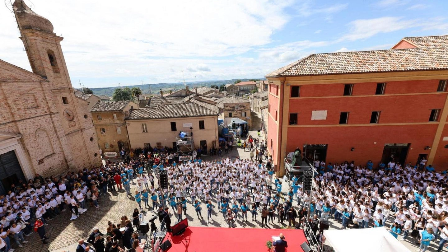 Duecento anni de L'Infinito di Leopardi: un momento del flash mob con 2.800 studenti 