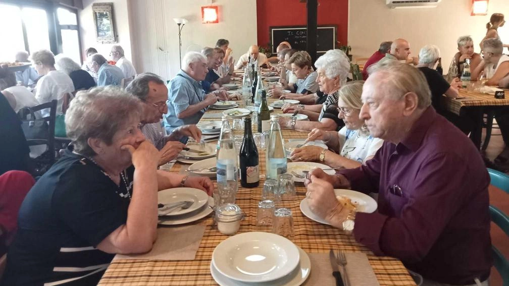 

Tutta la classe 1941 di Rio Saliceto si ritrova a tavola per festeggiare gli 80 anni più due