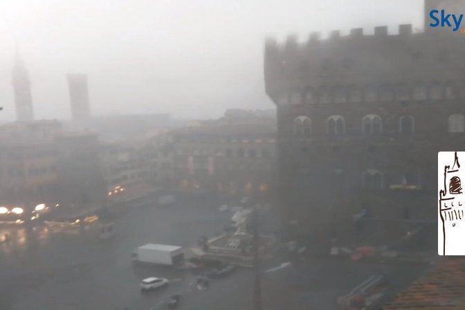 Il temporale su piazza della Signoria a Firenze