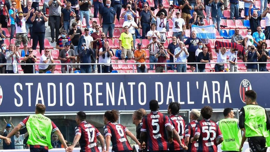Il saluto dei giocatori del Bologna ai propri tifosi dopo l’ultimo successo casalingo