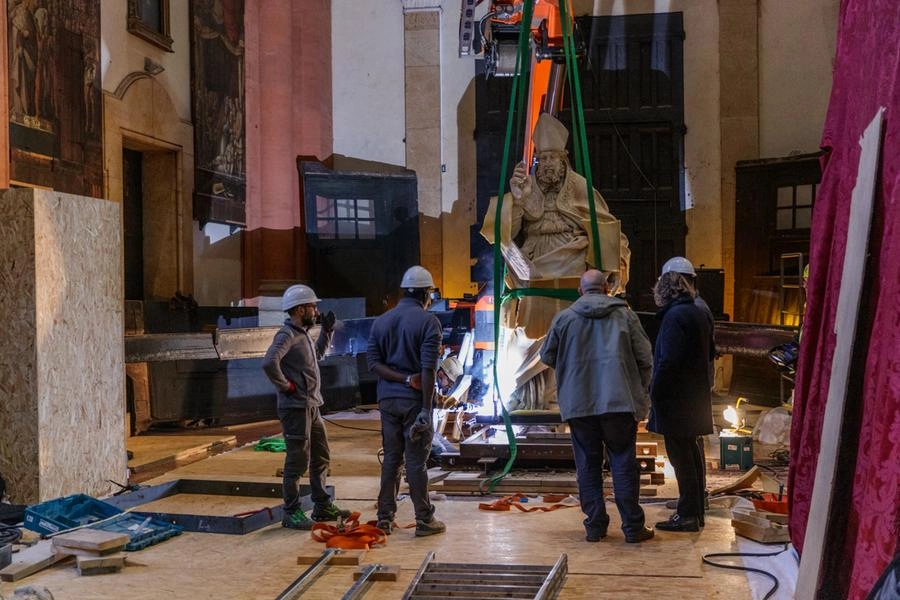 La statua di San Petronio è stata imbragata e sollevata con una gru