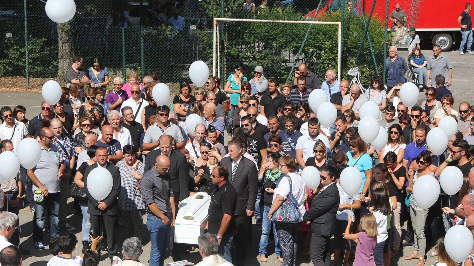 Una folla commossa al funerale della piccola Elena
