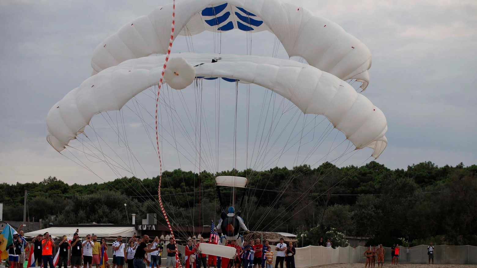L'inaugurazione dei campionati di volo con tuta alare (Foto Corelli)