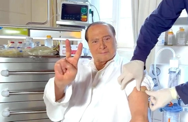Berlusconi fa la terza dose di vaccino: "Evitiamo nuovi lutti e lockdown". Il video