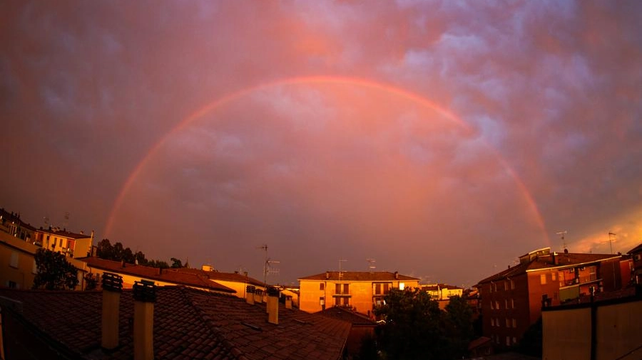 Maltempo a Bologna, dopo il nubifragio l'arcobaleno (FotoSchicchi)