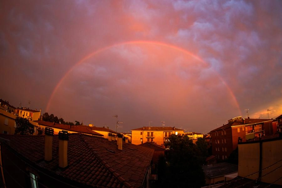 Maltempo a Bologna, dopo il nubifragio l'arcobaleno (FotoSchicchi)